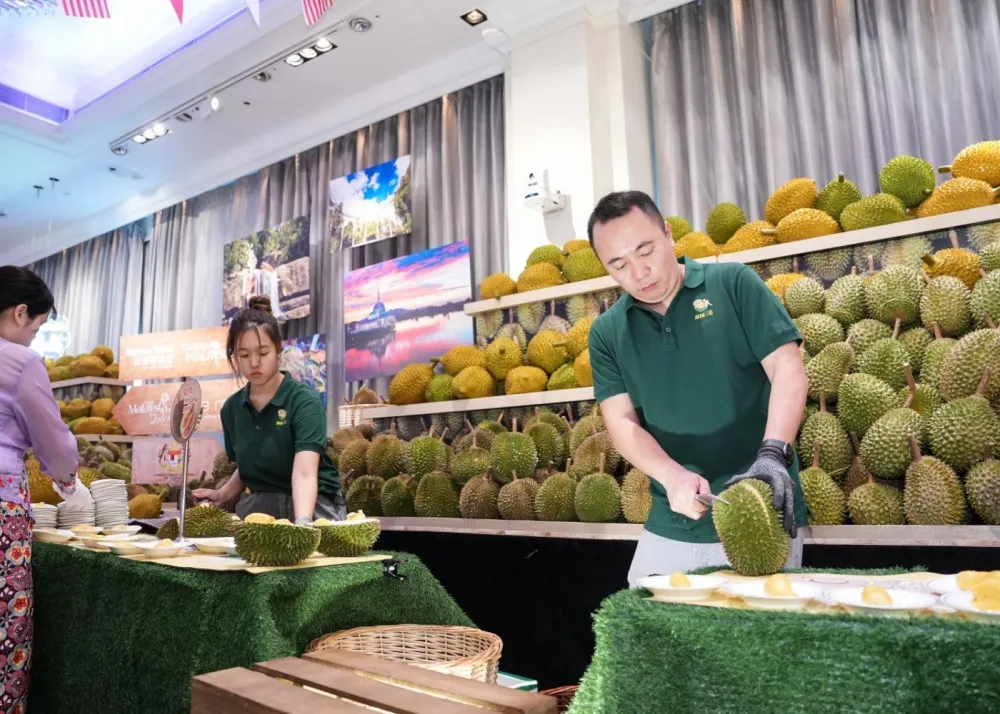 durian cutting