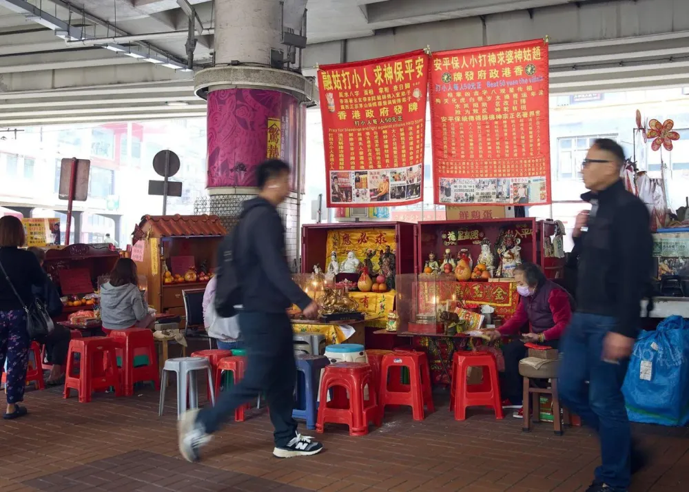 Villain Hitting under Wan Chai footbridge