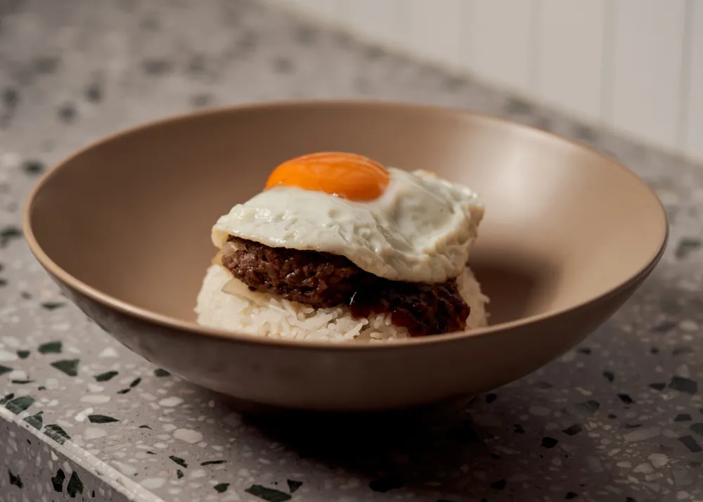 A beef and pepper rice egg bowl