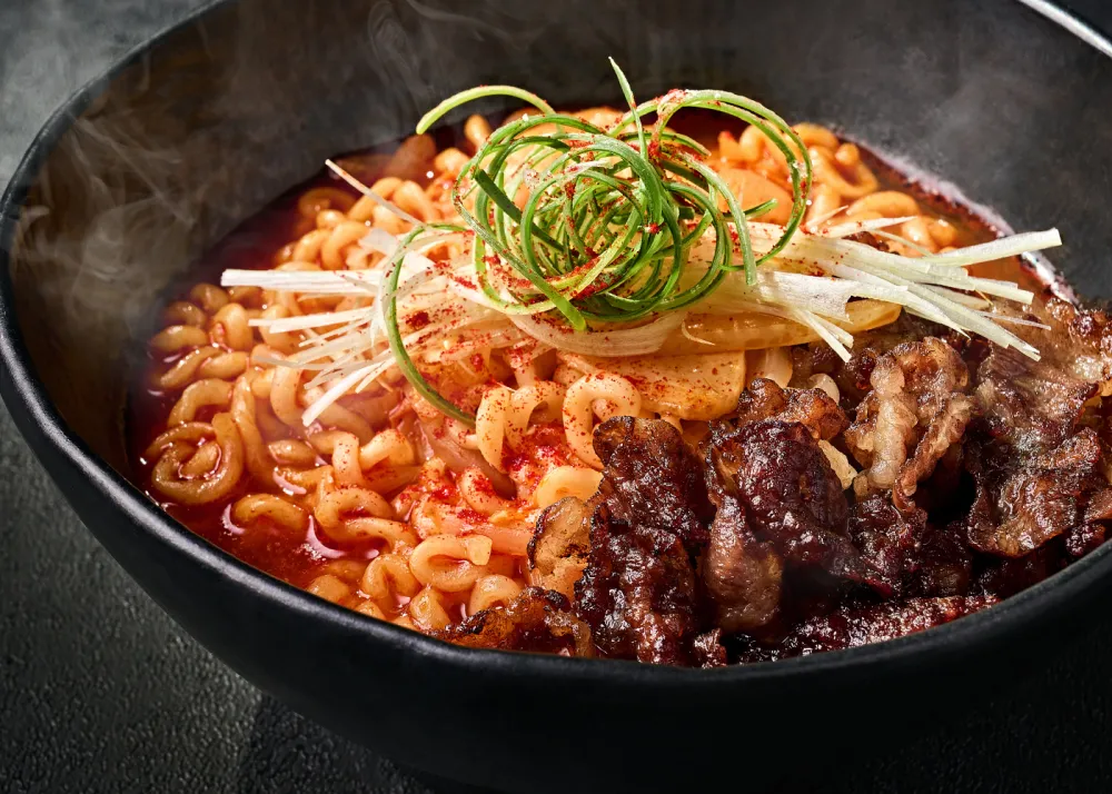 beef and noodles with spring onion