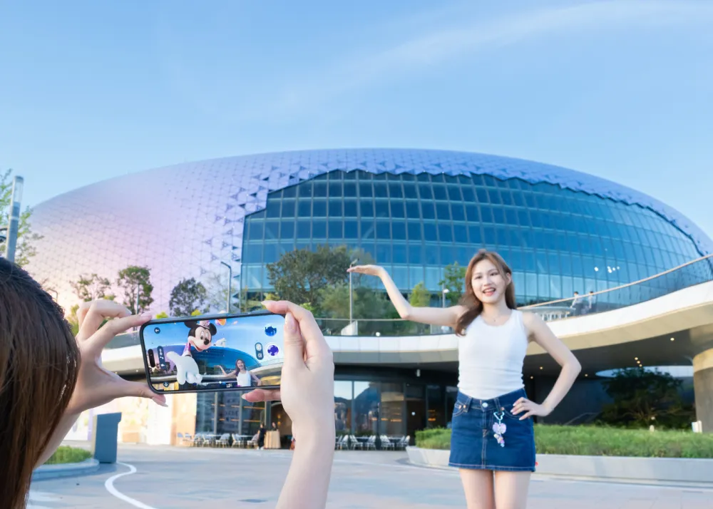 Take pictures with Mickey Mouse and Donald Duck using AR filters