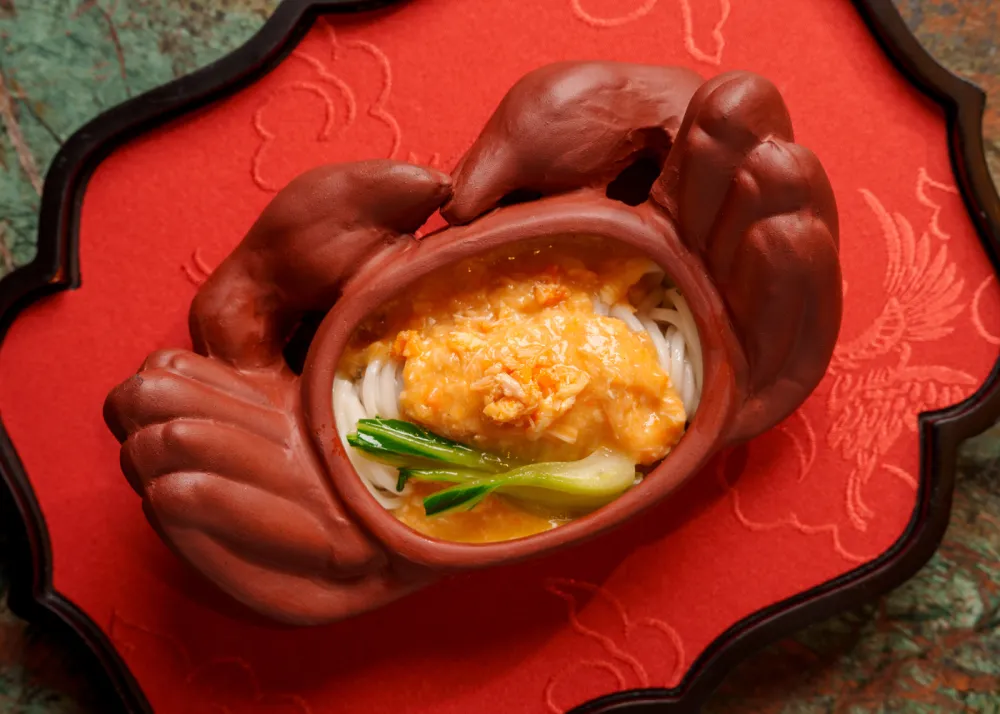 Braised noodles inside crab