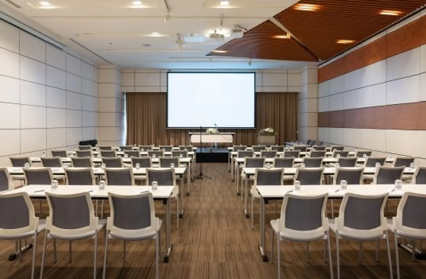 MR 213 Class Room 01 536x351