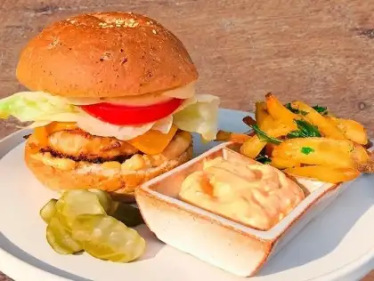 Golden State Vegan's Vegan-Friendly 'Seafood' Burger