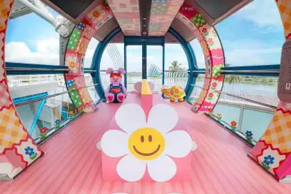 Wiggle Wiggle in the Sky at Singapore Flyer