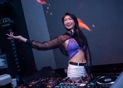 Jenny TW Boomerang