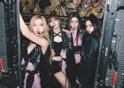 BLACKPINK Sing Along Clubbing