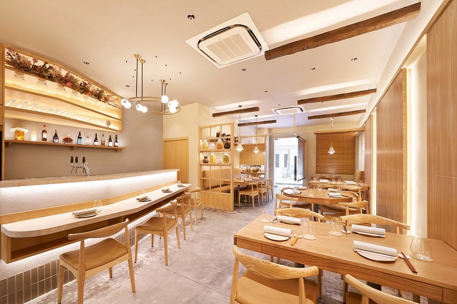 Cozy interior of restaurant Korean restaurant NAE:UM