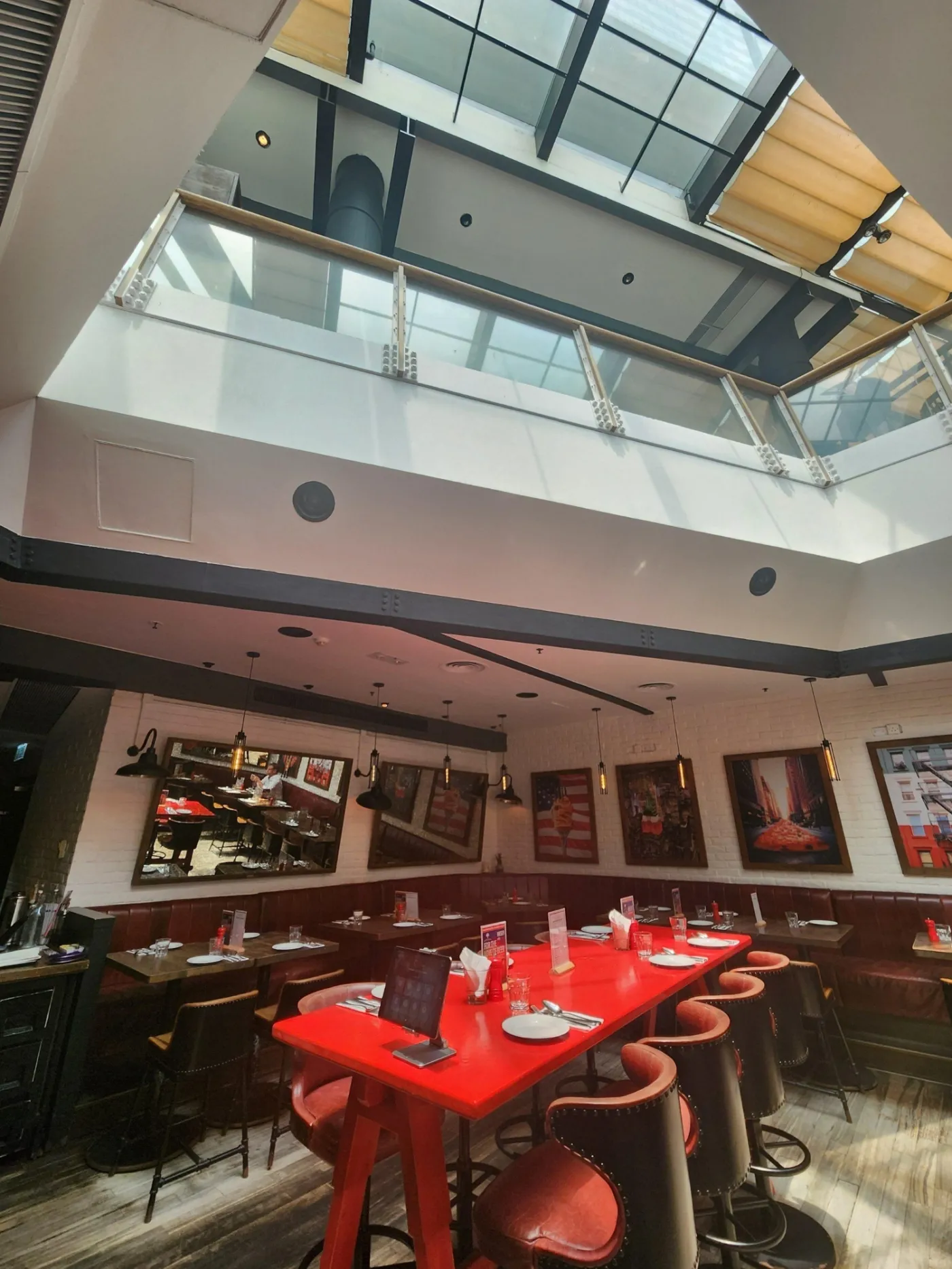 Luigis Interior 4