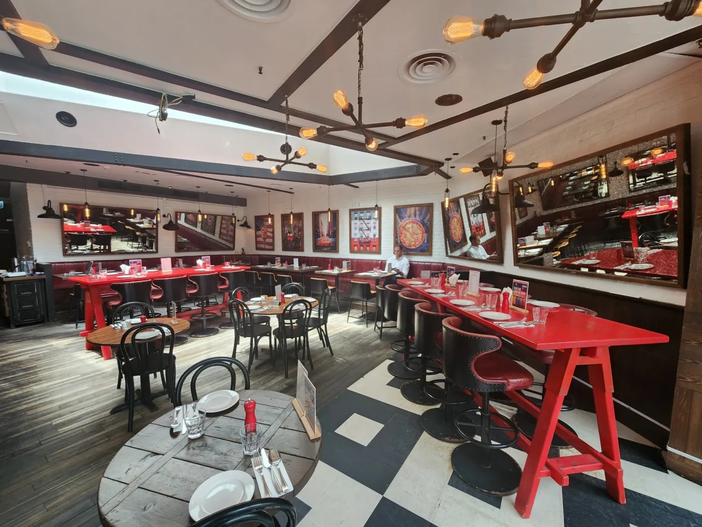 Luigis Interior 1