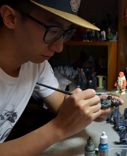 Daniel Yu working on his sculptures