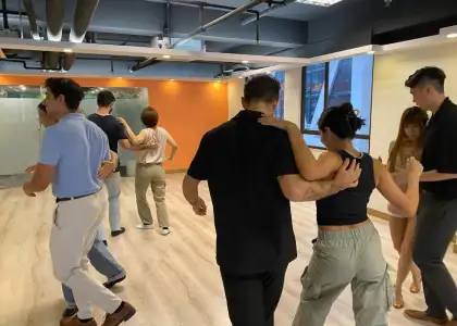 Two dancers practicing partnerwork (Dance with Style)