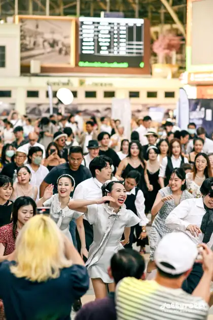 Happy dancers at Hualamphong