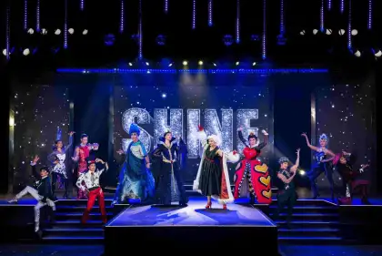 House of De Vil-lains, Cruela and Disney villains on stage