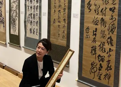 Tour guide at New Art Est-Ouest Auctions