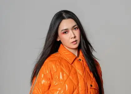 Mengzy in Orange