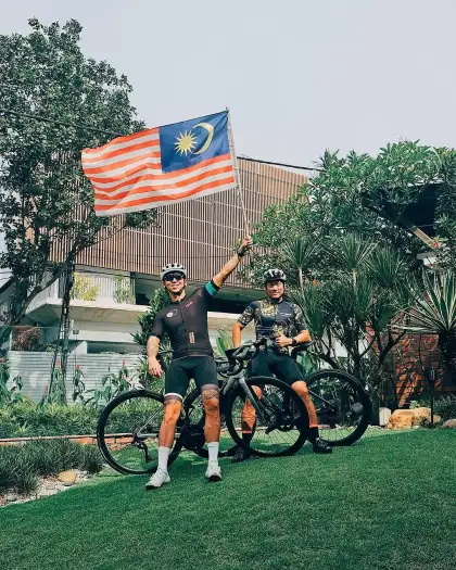 Hugh Koh raises the Malaysian flag up