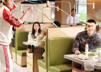 entertainment at Haidilao