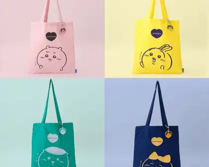 Tote bags of different colors featuring Chiikawa characters