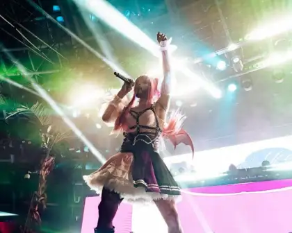 bbno$ appeared on stage as VTuber Ironmouse and got the crowd singing his hit songs "Edamame," "Mathematics," and more.