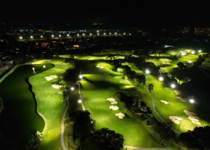 A night view of the Mimosa Plus Golf Course, offering a Night Golf activity.