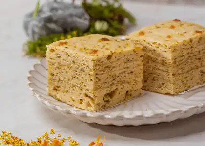 The Steamed Osmanthus Longan Cake is an aromatic cake with delicate flavors.