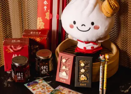 Din Tai Fung's branch at Resorts World Sentosa features a dedicated retail space where you can buy souvenirs and Ready-To-Heat products.