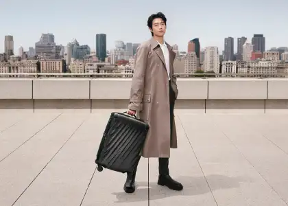 Wei Daxun holding a TUMI product