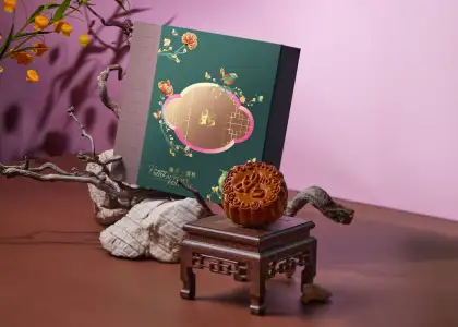 a mooncake set with a box