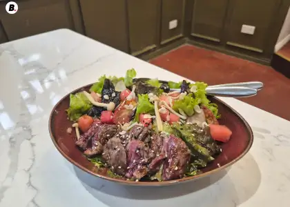 A refreshing play of contrast with steak and greens