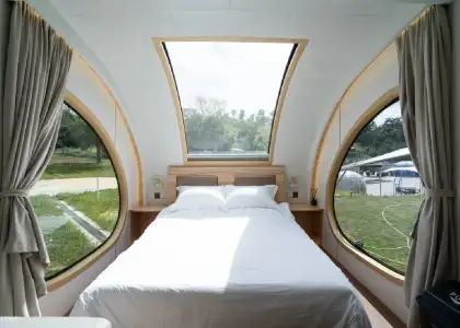 Space-themed Caravan - Park Nature Hillside Glamping