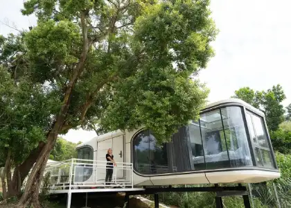 Space-themed Caravan - Park Nature Hillside Glamping