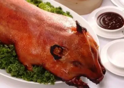 Barbecued roast suckling pig