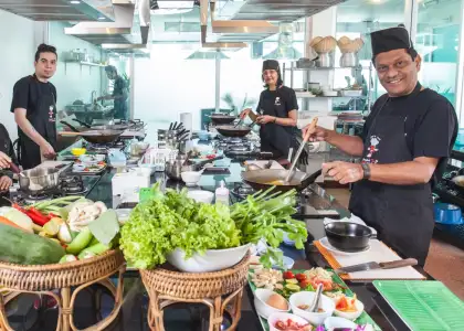 A photo of a Thai cooking class session at the Bangkok Thai Cooking Academy