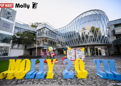 A large statue of MOLLY