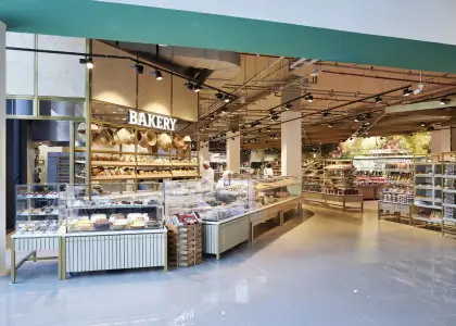 Entrance to Spinneys with the bakery in view