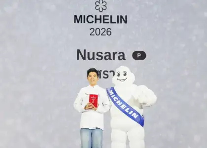 Chef Ton receiving a MICHELIN staar