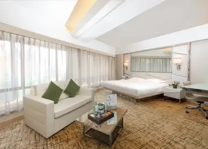 4 Regal Oriental Hotel