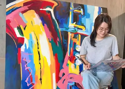Zue Chan with a painting