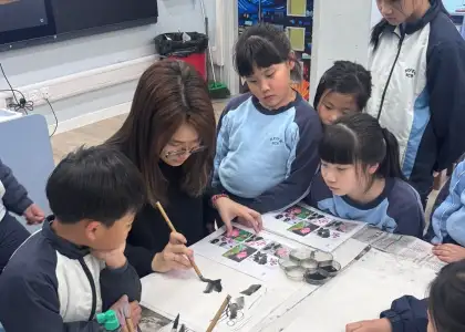 Zue Chan teaching art