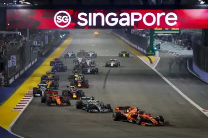 Start of the 2018 Singapore Grand Prix, Charles Leclerc leads the race.