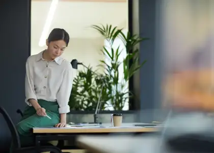 Asian businesswoman at office AVESL2 H