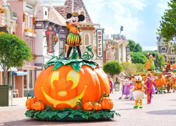 HKDL HW Mickeys Halloween Time Street Party 2