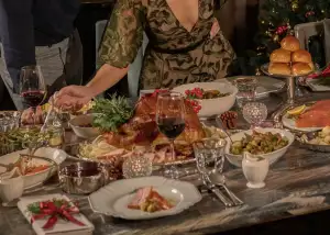 Rosewood Bangkok Ushers in the Holidays in Full Holiday Glamour