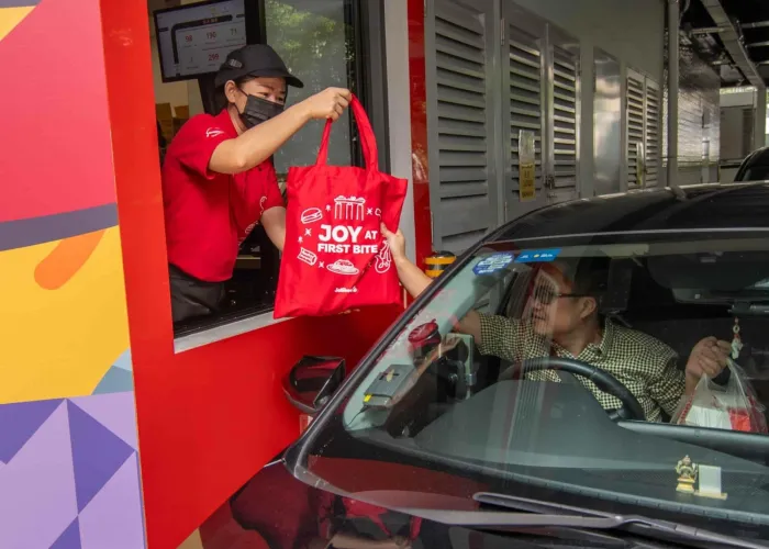 Jollibee Launches First Drive Thru Store in Singapore